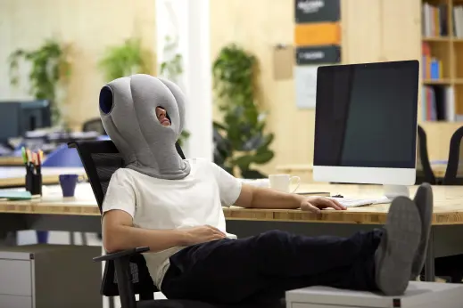 ostrichpillow_original_MD_04_240_man-office_sleepy-blue